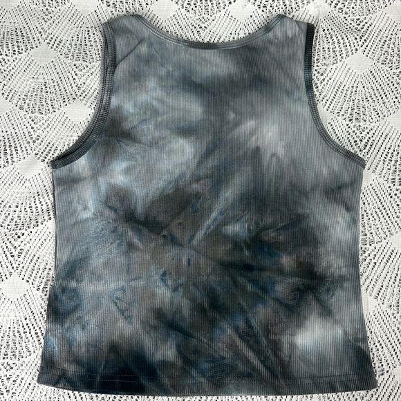 ✨4🛒 $20 ✨  Graphic Tie Dye crop Top unisex grey black nwot sz. Small sleeveless - Picture 2 of 5